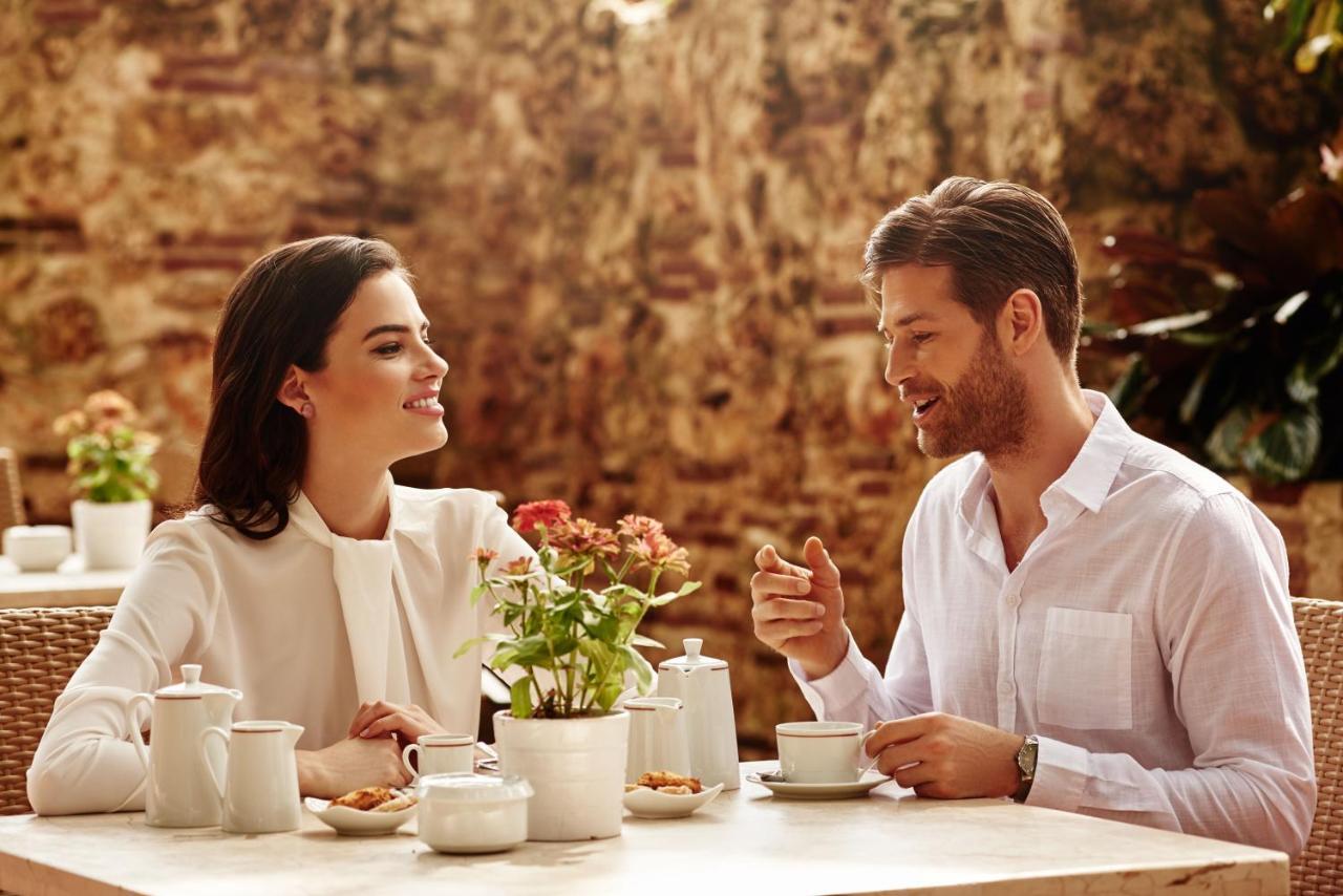 El Embajador, A Royal Hideaway Hotel Santo Domingo Ngoại thất bức ảnh A couple on a date