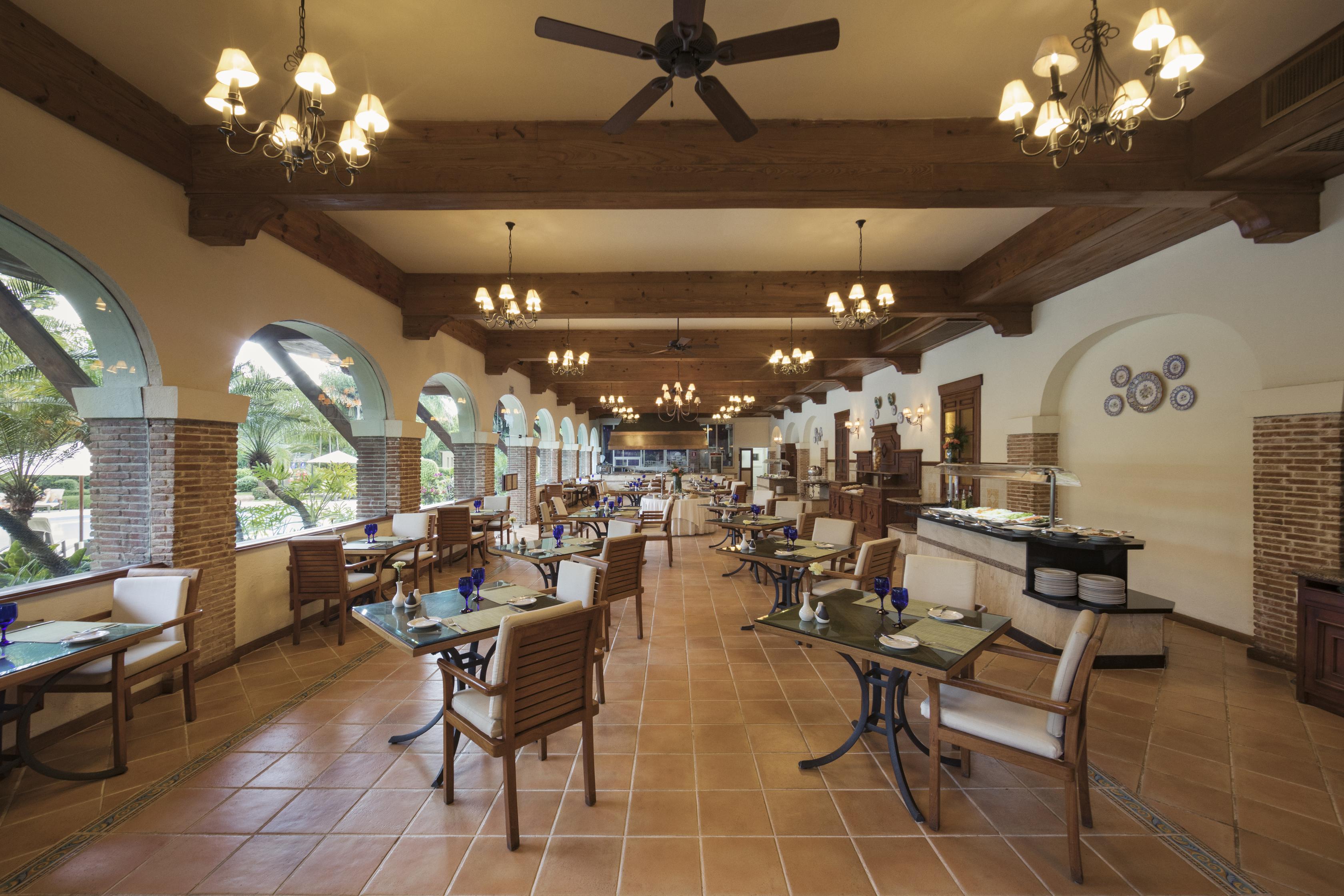 El Embajador, A Royal Hideaway Hotel Santo Domingo Ngoại thất bức ảnh The restaurant at the hotel