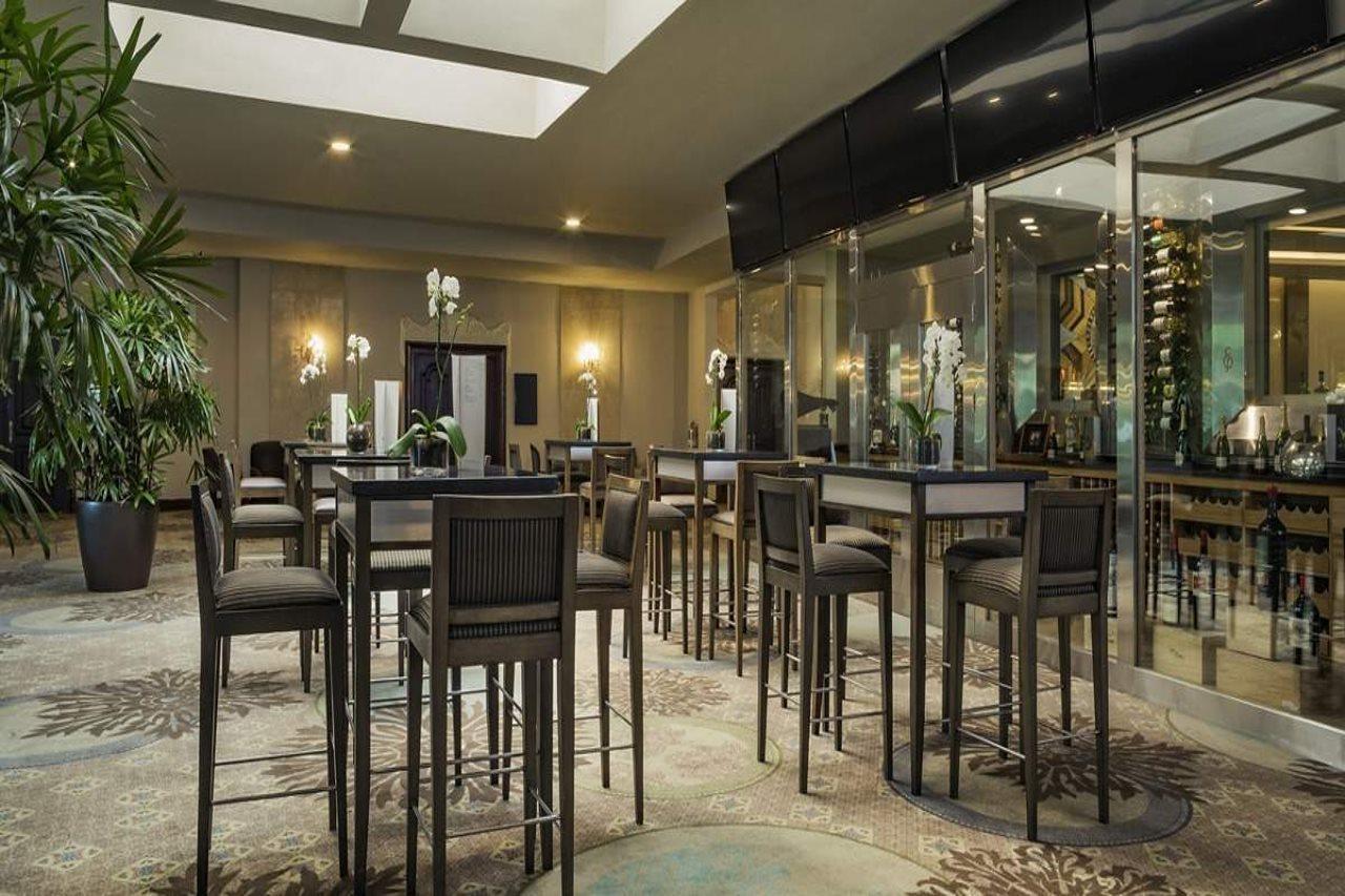El Embajador, A Royal Hideaway Hotel Santo Domingo Ngoại thất bức ảnh The bar at the hotel