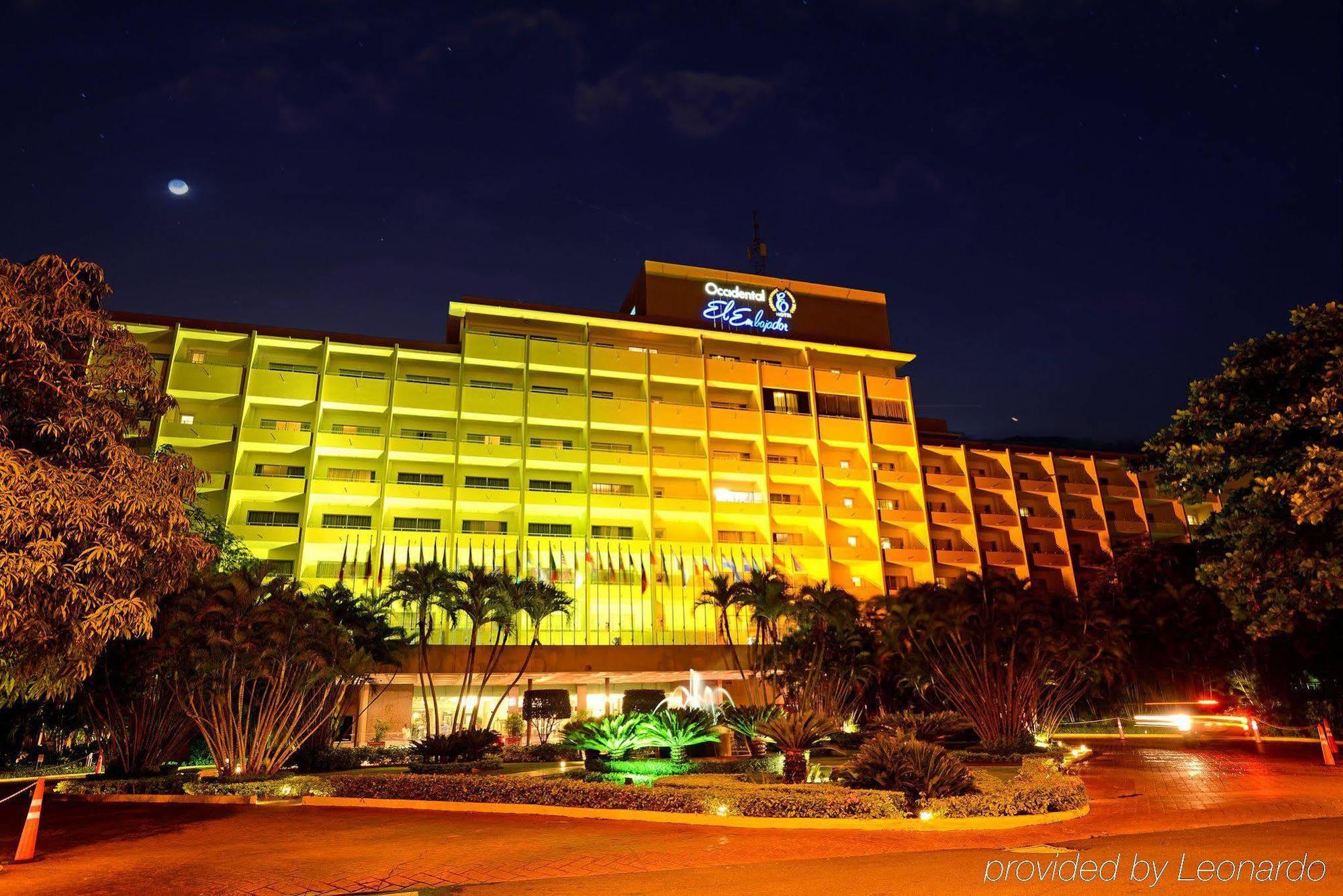 El Embajador, A Royal Hideaway Hotel Santo Domingo Ngoại thất bức ảnh The hotel at night