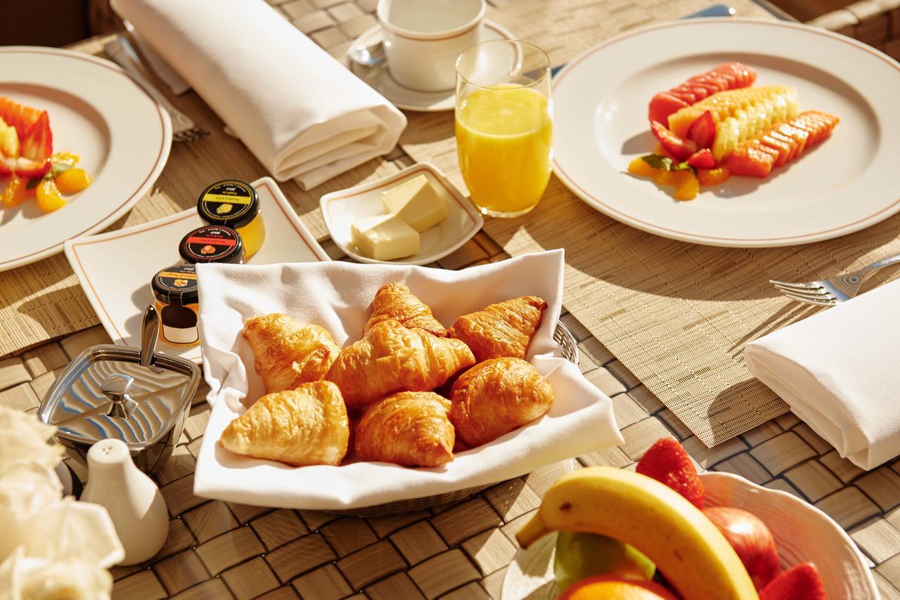 El Embajador, A Royal Hideaway Hotel Santo Domingo Ngoại thất bức ảnh A breakfast table